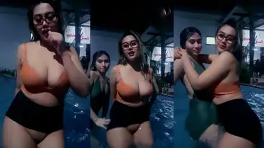 Miya Bareng Teman Dekat Pamer Tubuh Montok poster